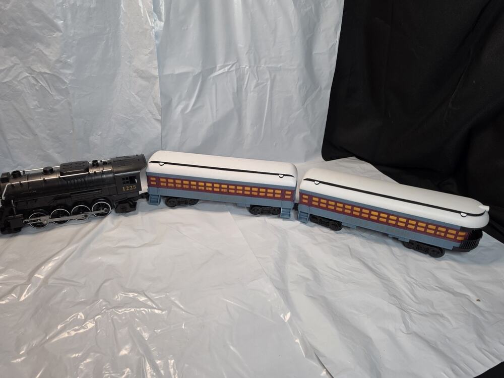 Lionel G Scale Polar Express Train Engine and 2 Oberservation Cars